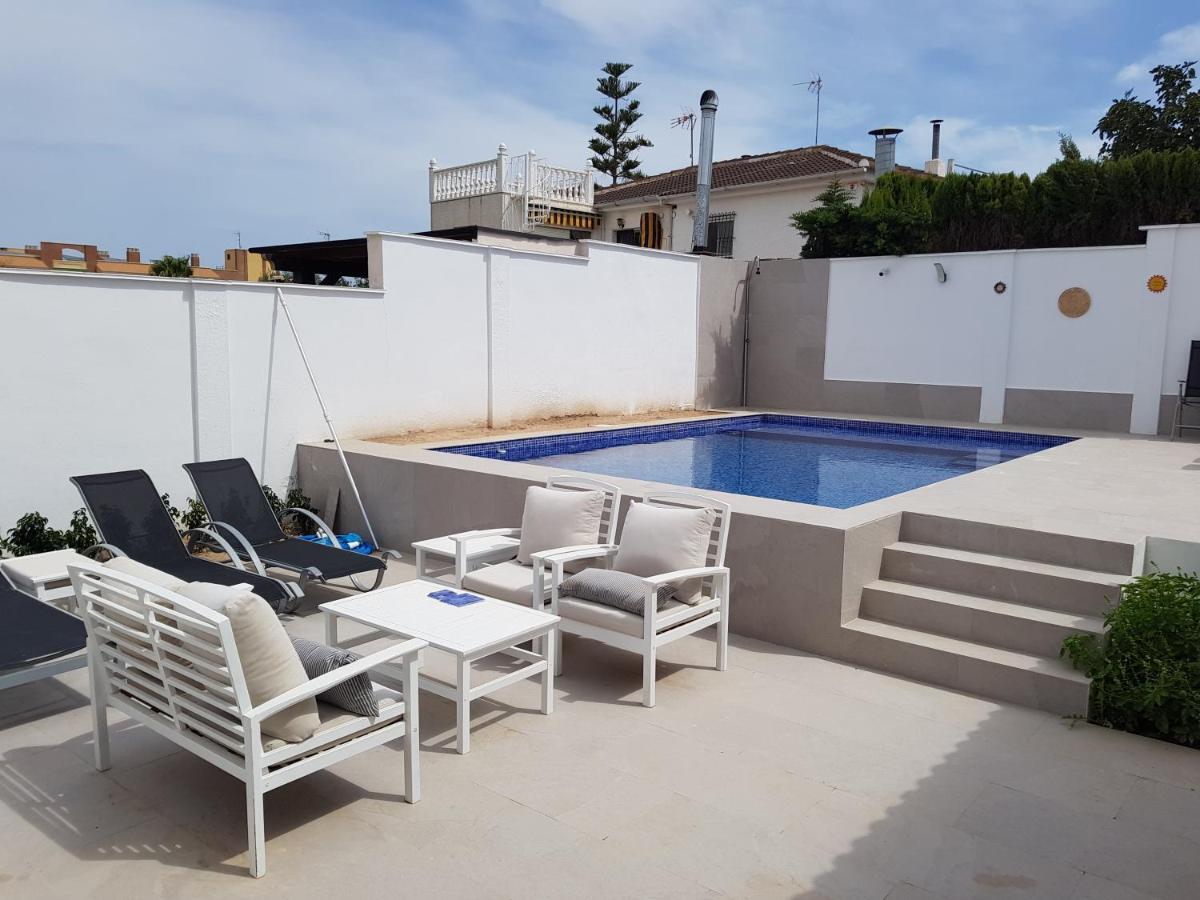 Lovely Bungalow For Four Close To Beach And City In Torrevieja Exteriér fotografie